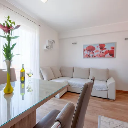 Apartment In With Kitchen *